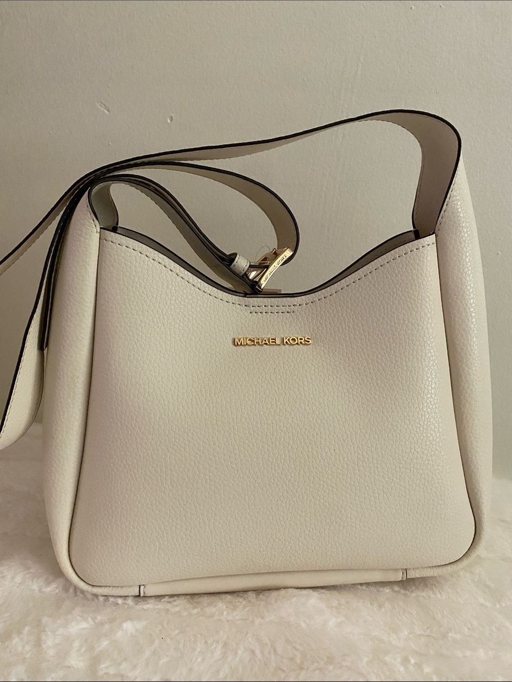 Brand New Michael Kors Birch Medium Leather Messenger Bag in Light Cream